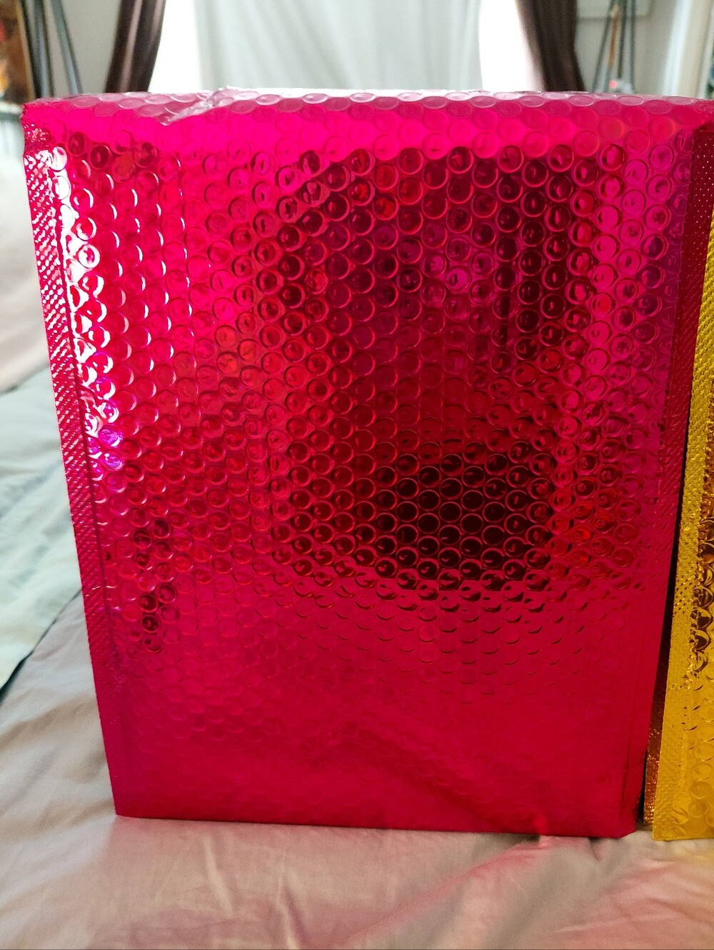 15ct. Metallic Shinny Bubble Mailer Mix -Hot Pink, Gold, Silver 8.5x12 and 8x11 - Picture 5 of 7